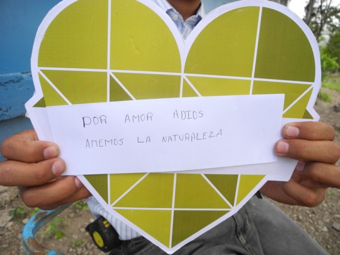 Lazaro writes a message: “For the love of God, let’s care for the environment”.  