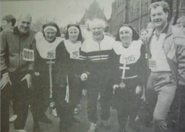 Vin McMullen (centre) with Julian Filochowski (left) and others at the first Liverpool Fun Run in 1984