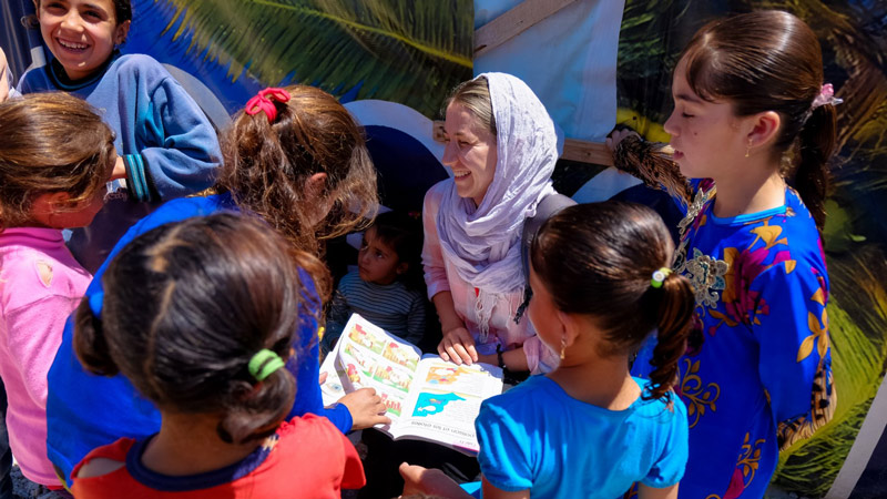 Yadviga Clark reading to Syrian refugee children in Lebanon