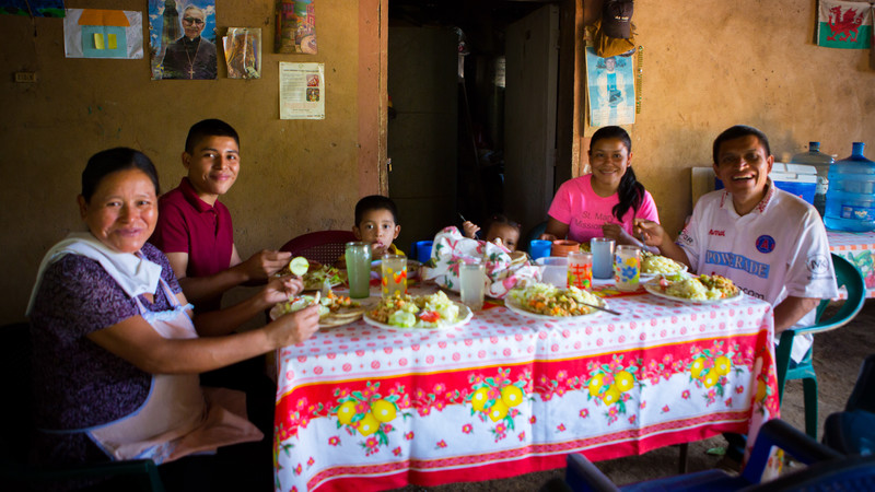 Fidel and Julia eat lunch with their family in El Salvador