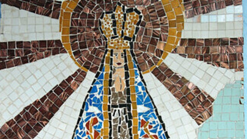 Mosiac of a crowned Mary, with large halo and rays of light